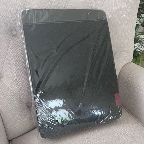 Set of 8 Gray Felt Washable Place Mats, Cutlery Holders, Coasters (24 Total) NWT - Picture 3 of 4